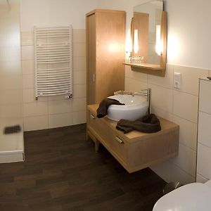 Kleines Zimmer mit Kingsize-Bett